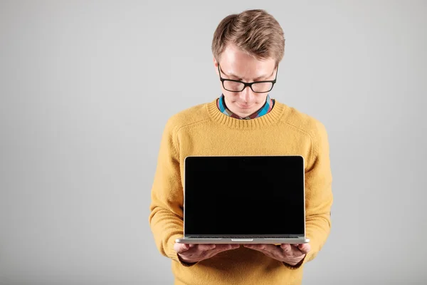 Man presenting something on blank laptop screen — Stock Photo, Image