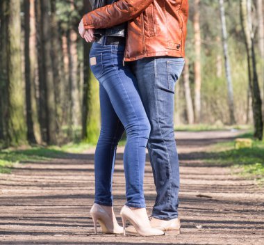 Parktaki genç çift.