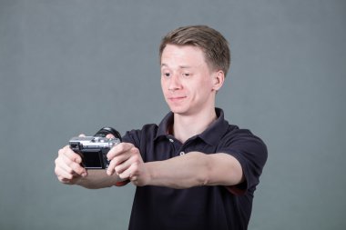 Genç adam alarak selfie