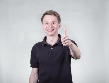 Ok işareti ile genç adam