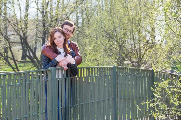 Jovem casal na ponte — Fotografia de Stock