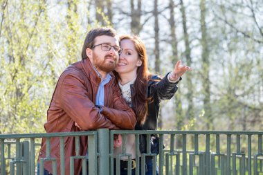 genç bir çift köprü