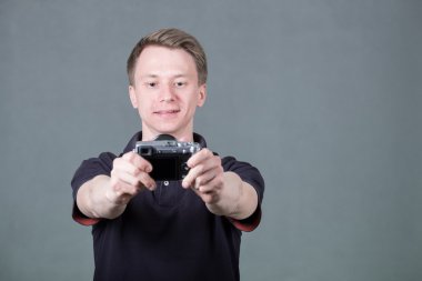 Genç adam alarak selfie