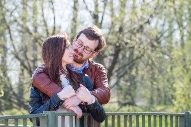 genç bir çift köprü