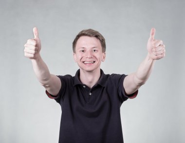 Ok işareti ile genç adam