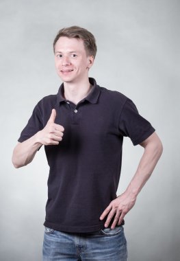 Ok işareti ile genç adam