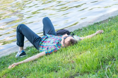 Çimenlerin üzerinde Restng