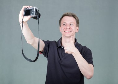 Genç adam alarak selfie