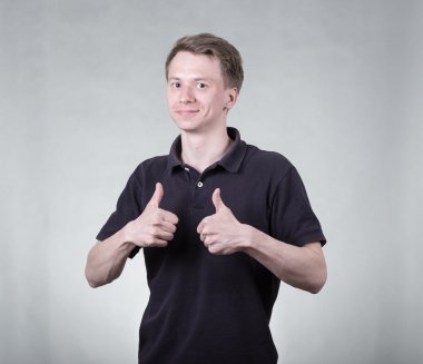 Ok işareti ile genç adam