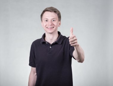 Ok işareti ile genç adam