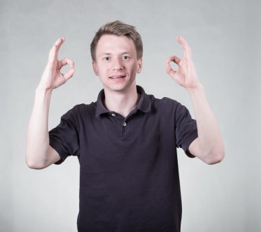 Ok işareti ile genç adam