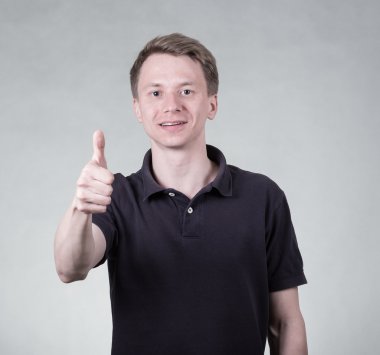 Ok işareti ile genç adam