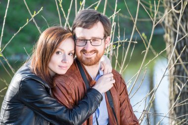 Parktaki genç çift.