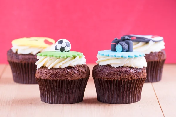 Deliciosos cupcakes en la mesa — Foto de Stock