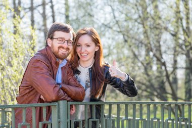 genç bir çift köprü