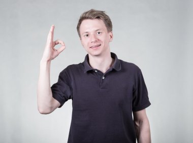 Ok işareti ile genç adam