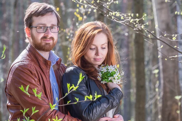 Pareja joven con flores —  Fotos de Stock