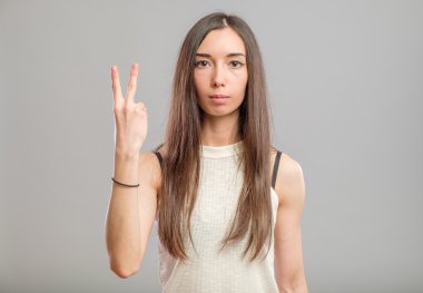 Genç casual kadın hareketi yapma