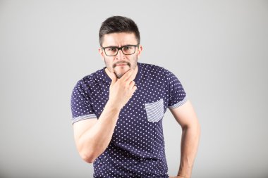 Adam tıraşsız yüzü hakkında endişe verici