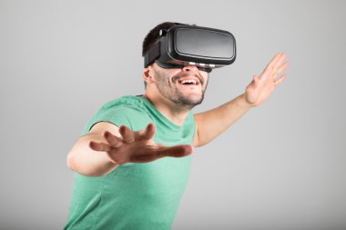 Sanal gerçeklik gözlük kullanan adam
