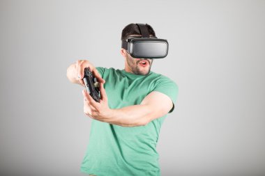 Sanal gerçeklik gözlük kullanan adam