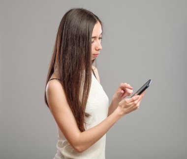 onun akıllı telefon kullanan kız