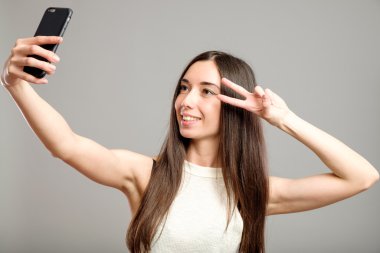 Kadın selfie çekiyor.