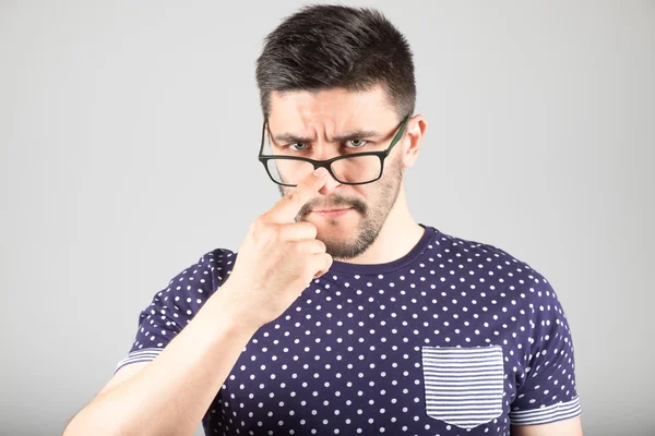 Hombre tocando sus gafas — Foto de Stock