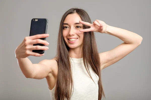 Selfietä käyttävä nainen — kuvapankkivalokuva