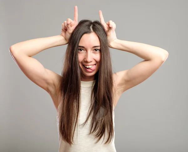 Giovane ragazza che fa corna con le mani — Foto Stock