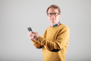 Genç adam akıllı telefonunu kullanıyor.