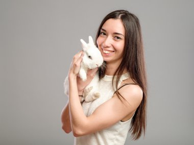 Beyaz tavşan kadınla