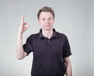 Ok işareti ile genç adam