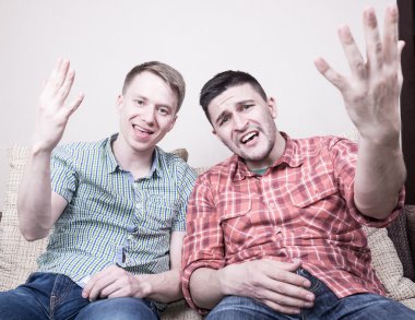 İki adam komik hareketleriyle