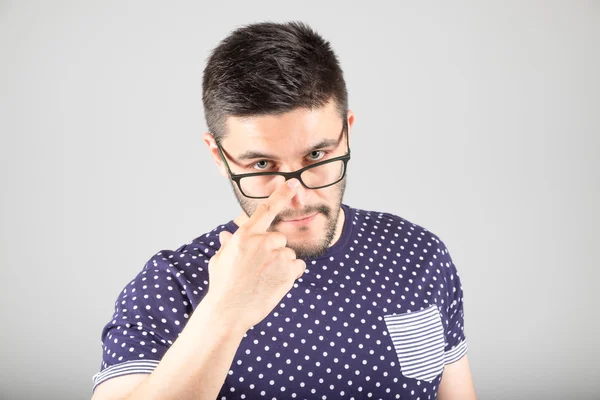 Hombre tocando sus gafas — Foto de Stock