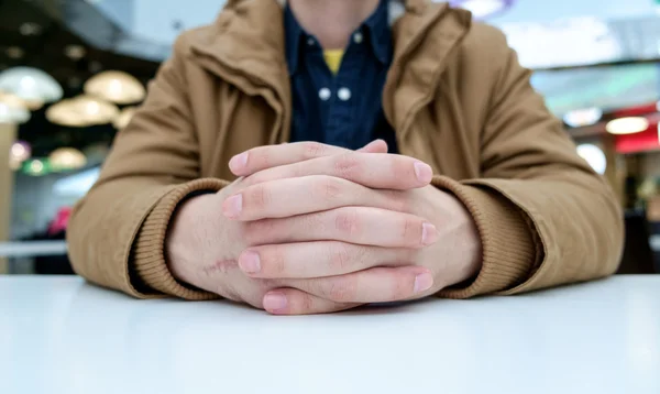 Adam ile kenetlenmiş parmaklar — Stok fotoğraf