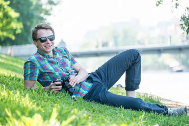 Çimenlerin üzerinde Restng