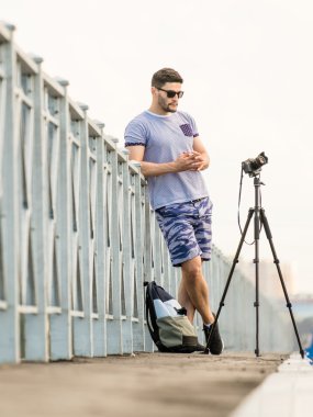 Tripod üzerinde kamera ile adam