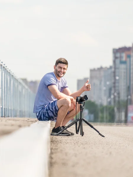 Mann mit Kamera auf Stativ — Stockfoto