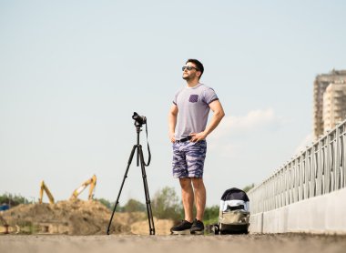 Tripod üzerinde kamera ile adam