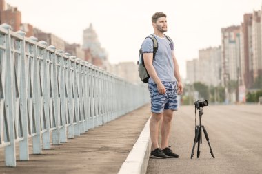 Tripod üzerinde kamera ile adam