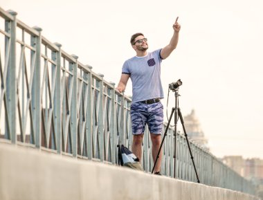 Tripod üzerinde kamera ile adam