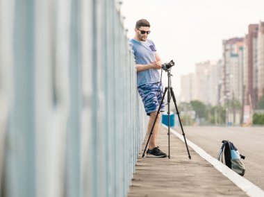 Tripod üzerinde kamera ile adam