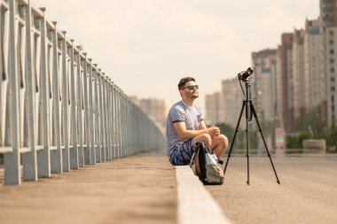 Tripod üzerinde kamera ile adam