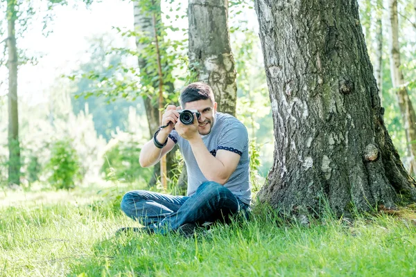 Man with camera outdoors — Stock Photo, Image