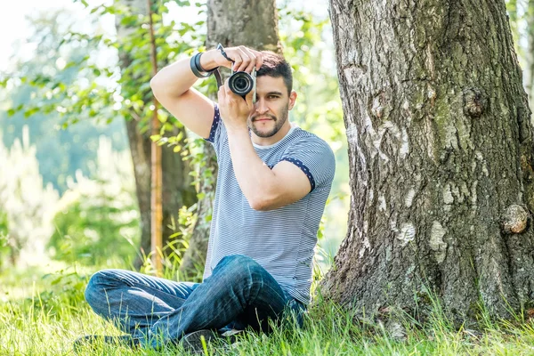 Man with camera outdoors — Stock Photo, Image