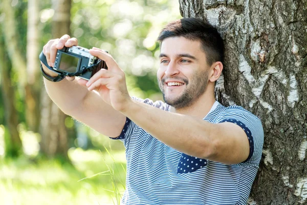 Man with camera outdoors — Stock Photo, Image