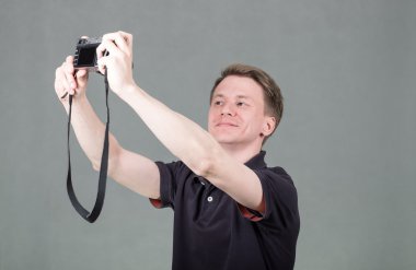 Genç adam alarak selfie