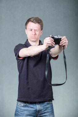 Genç adam alarak selfie