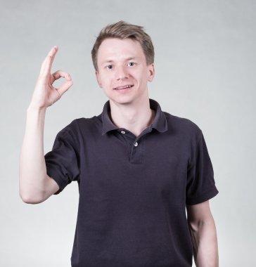 Ok işareti ile genç adam